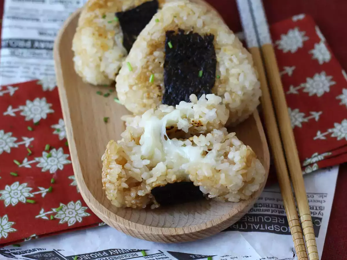 Onigiri a la plancha rellenos de queso fundido: el bocado japonés que apetece repetir - foto 6