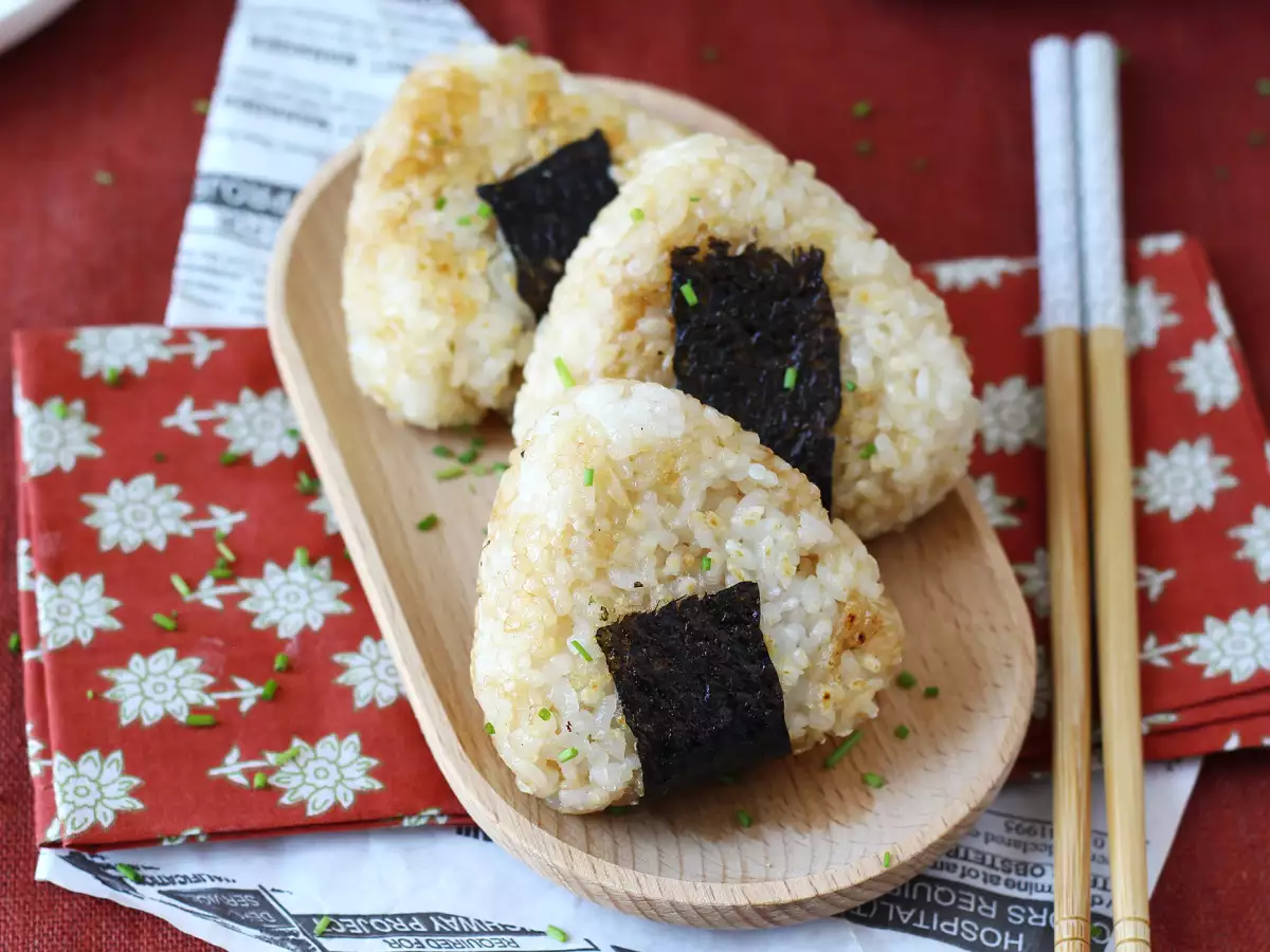 Onigiri a la plancha rellenos de queso fundido: el bocado japonés que apetece repetir - foto 9