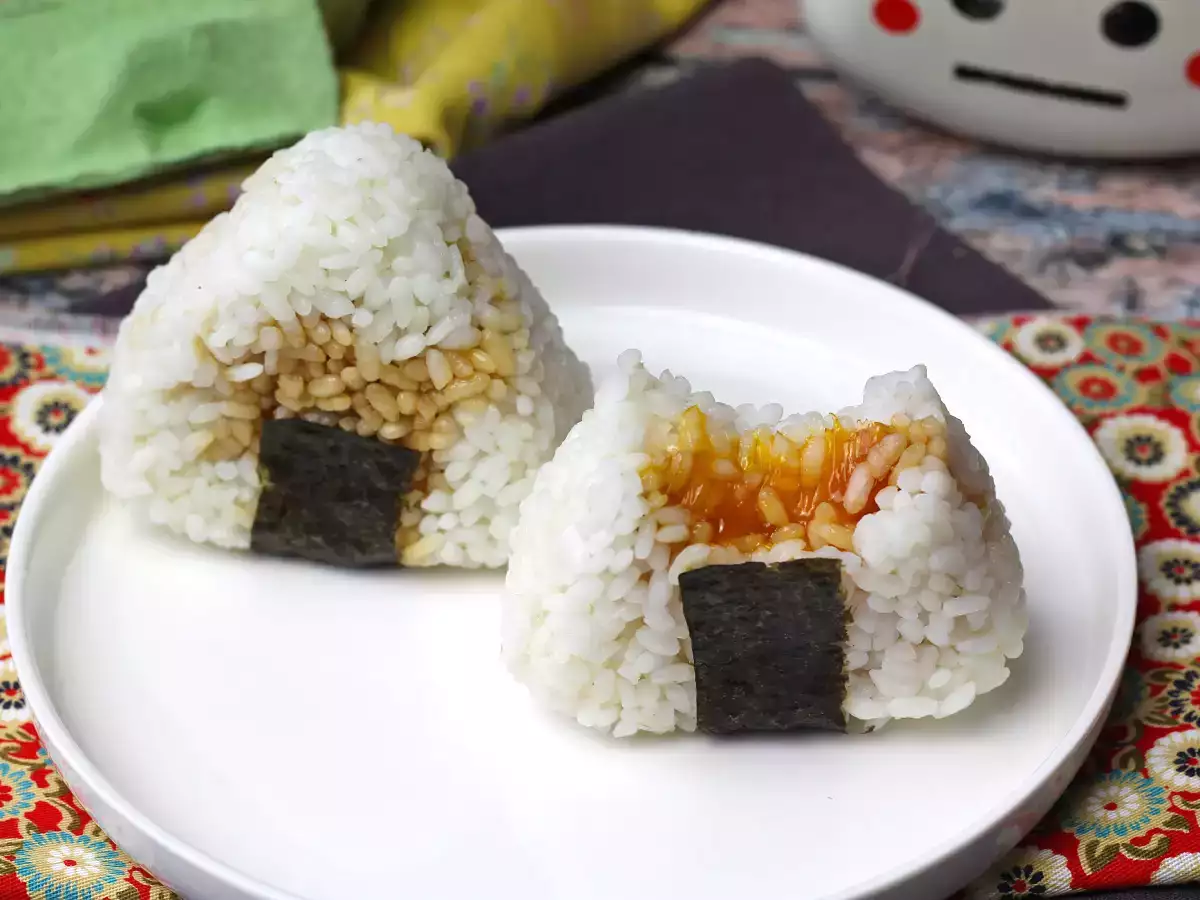 Onigiri con yemas de huevo marinadas en salsa de soja - foto 2