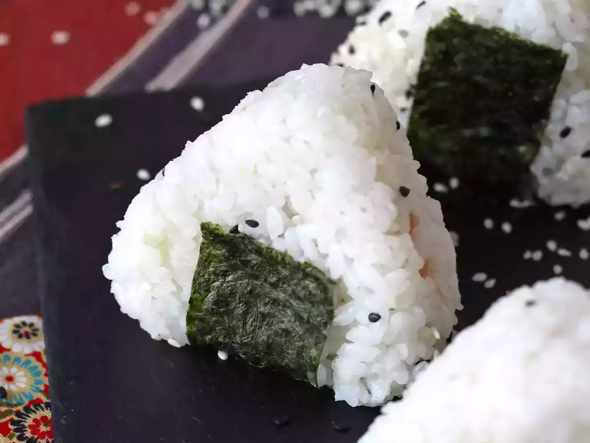 Onigiri de atún, el pequeño sándwich de arroz japonés - おにぎり