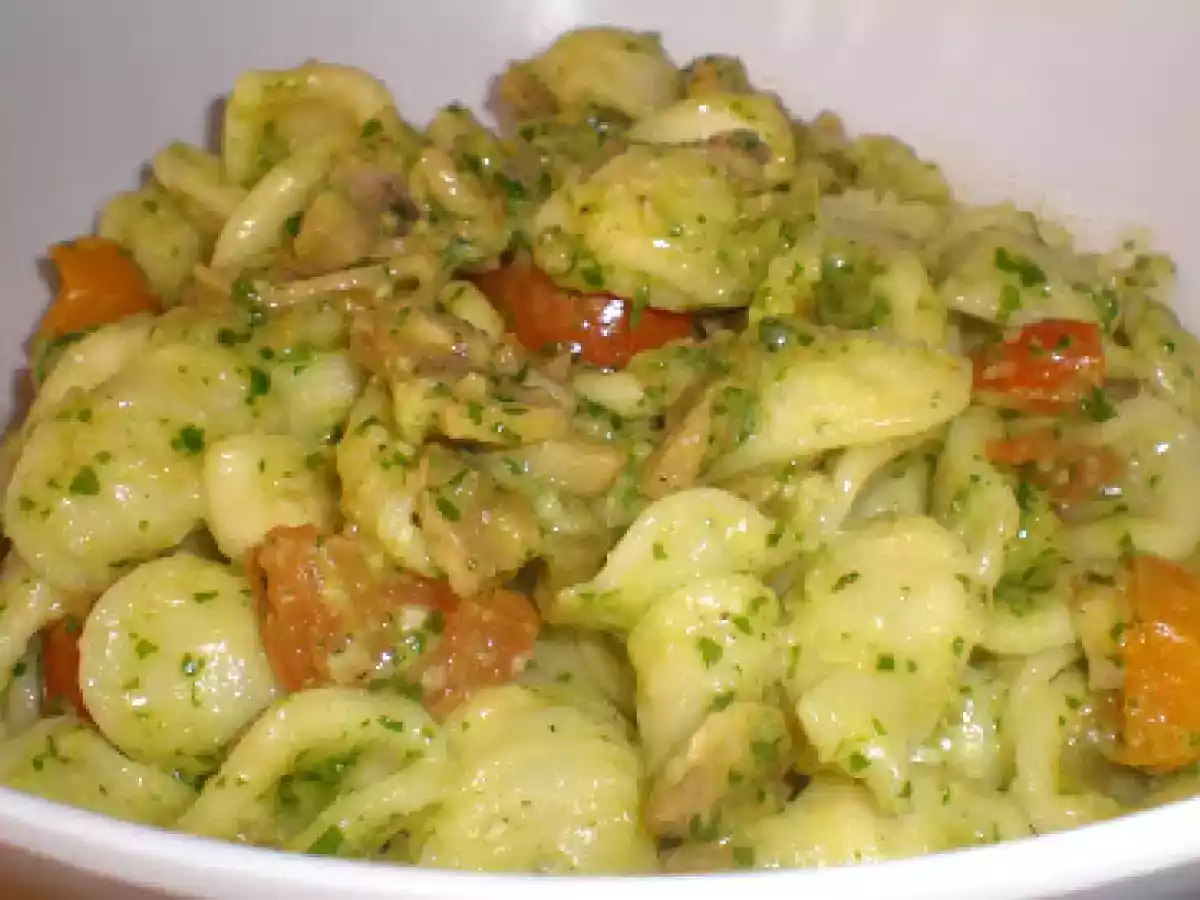 Orecchiette con verduras y pesto de rúcula y nueces