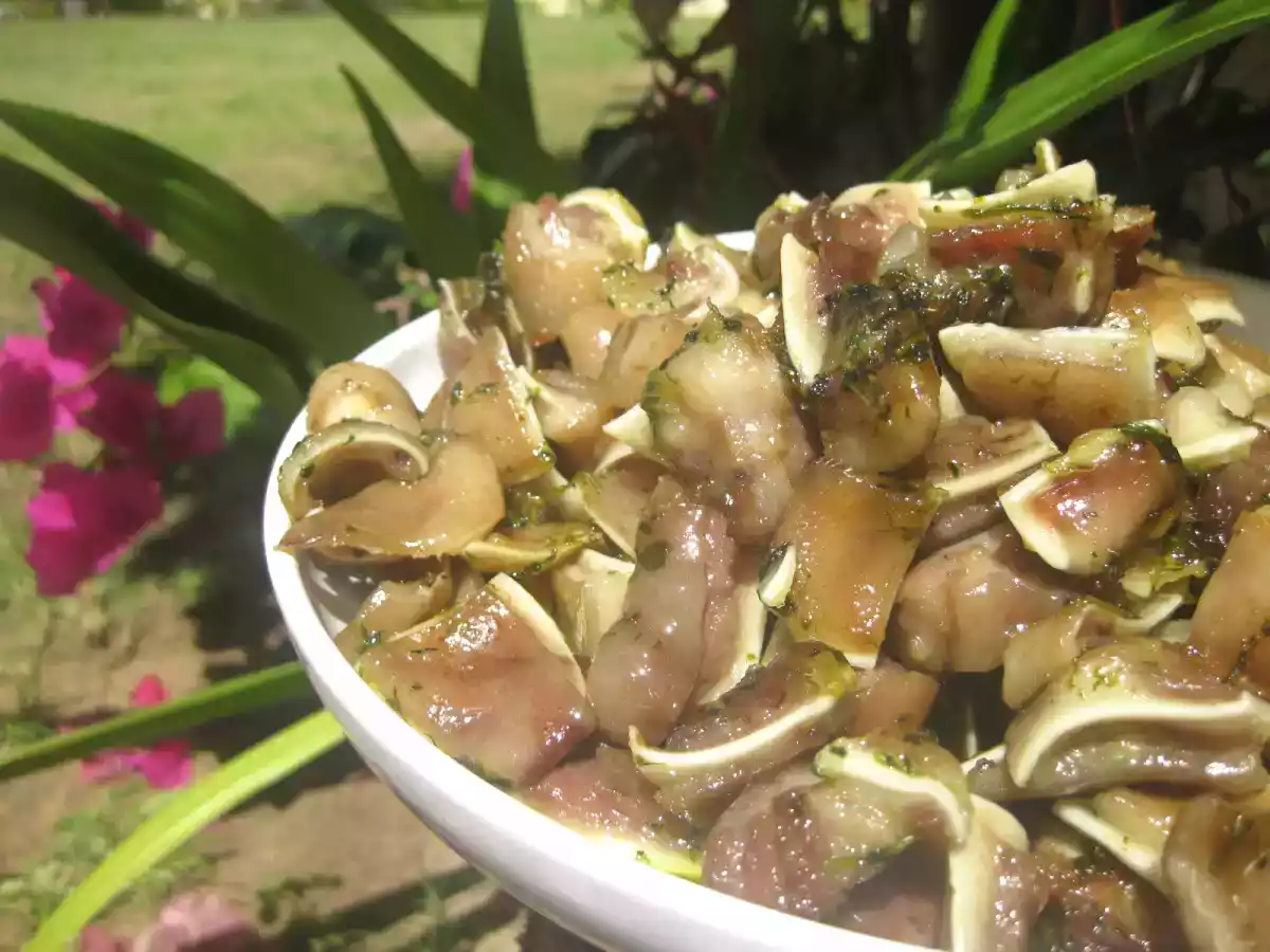Oreja de cerdo con ajo y perejil