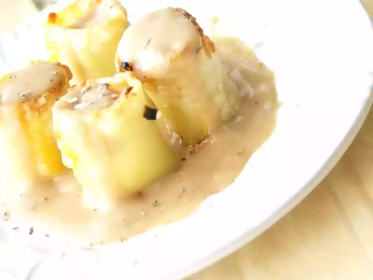 Paccheri rellenos de marisco con salsa de hongos