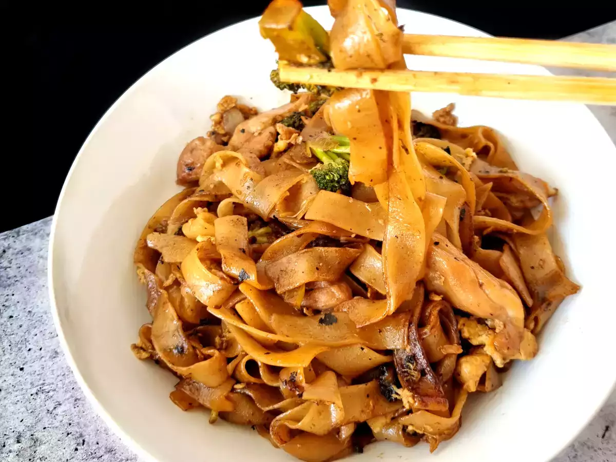 Pad see ew {noodles de arroz con pollo y brócoli} - foto 2