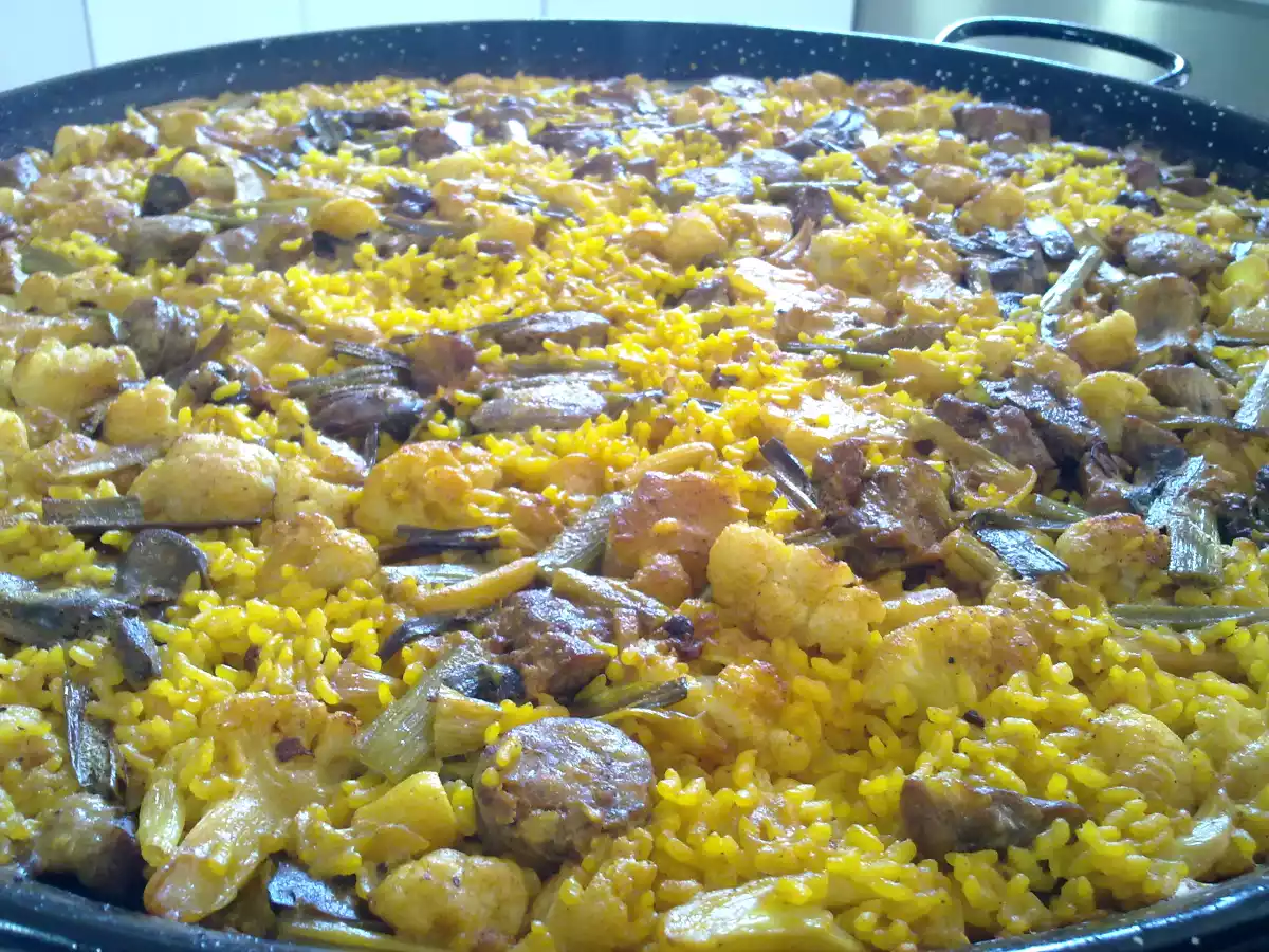 PAELLA COLIFLOR, AJOS TIERNOS Y COSTILLITAS CERDO