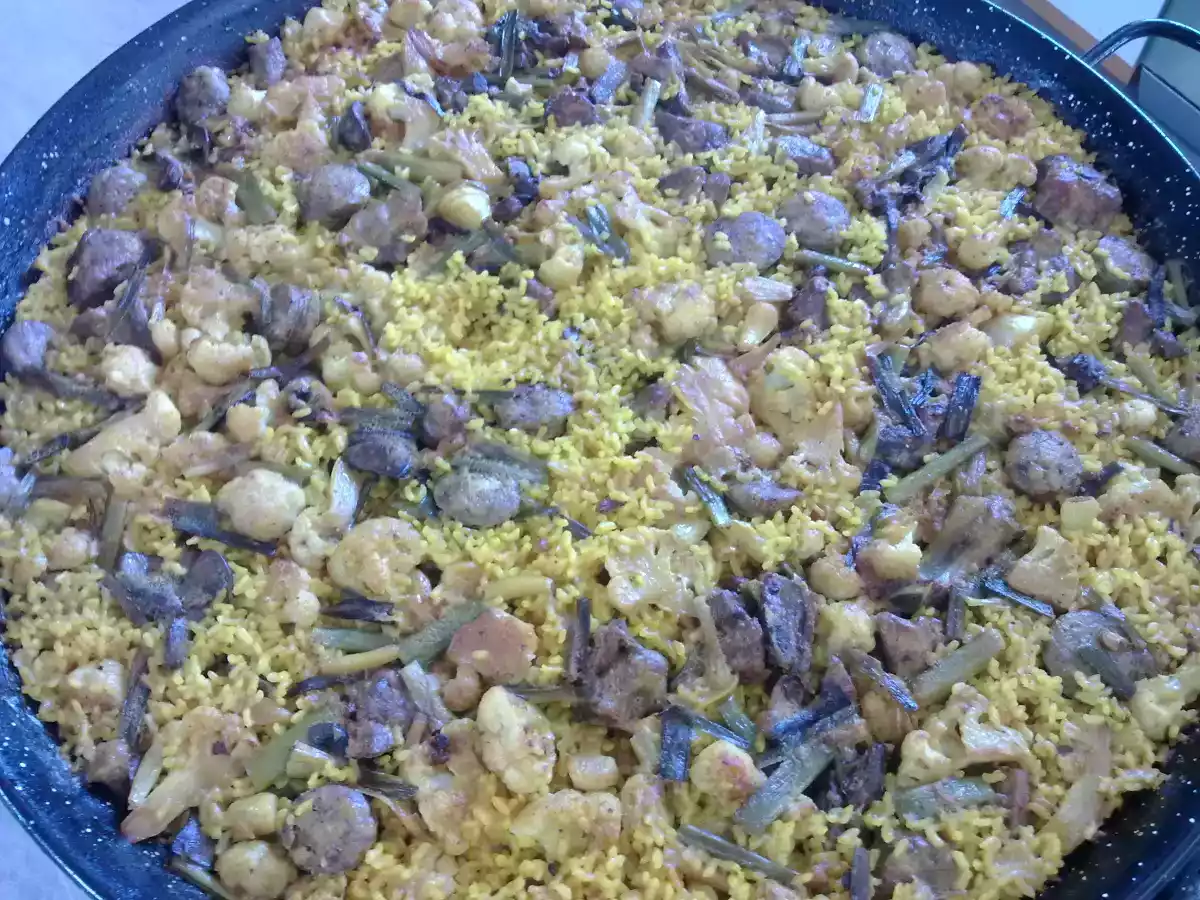 PAELLA COLIFLOR, AJOS TIERNOS Y COSTILLITAS CERDO - foto 2