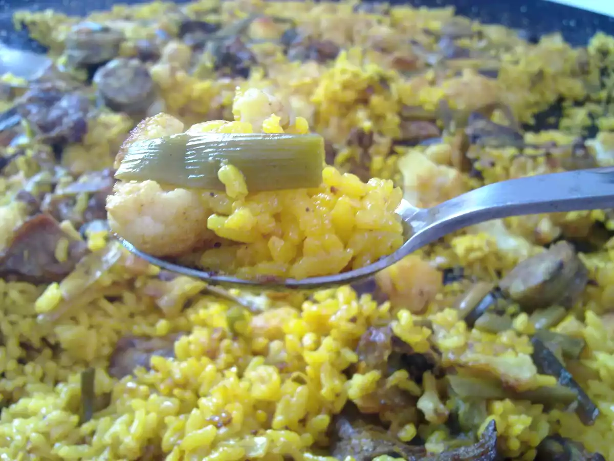 PAELLA COLIFLOR, AJOS TIERNOS Y COSTILLITAS CERDO - foto 3