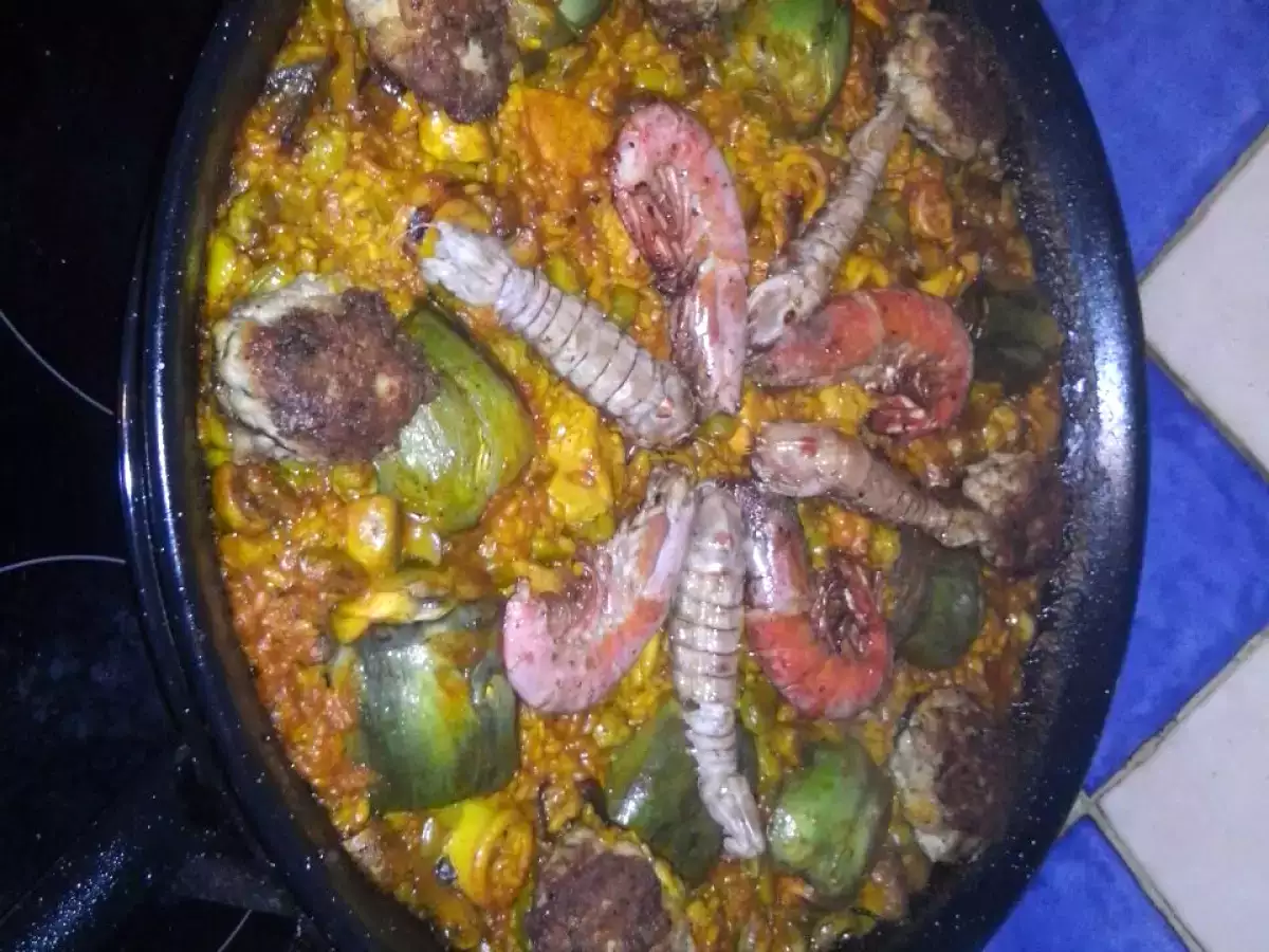 Paella con habas y alcachofa