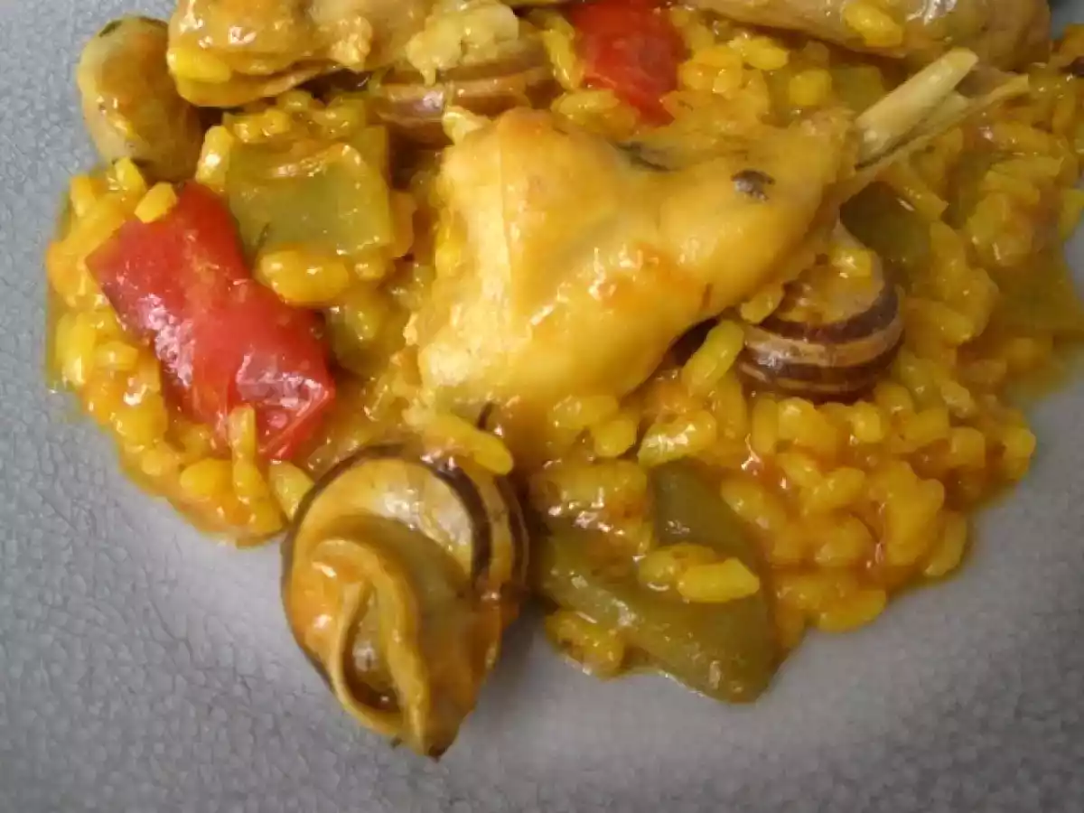 Paella de Arroz y Conejo con Caracoles