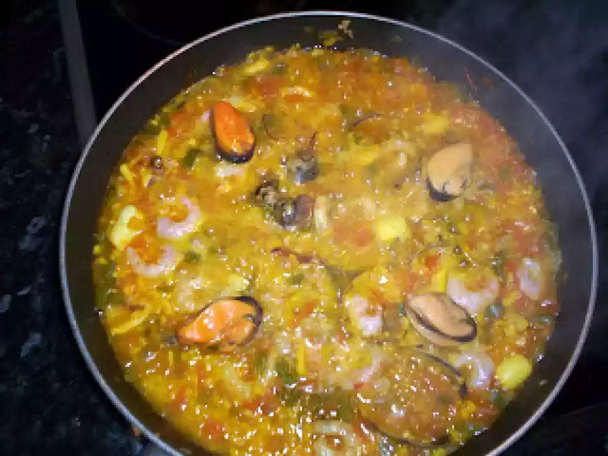 Paella de mariscos (para dos).