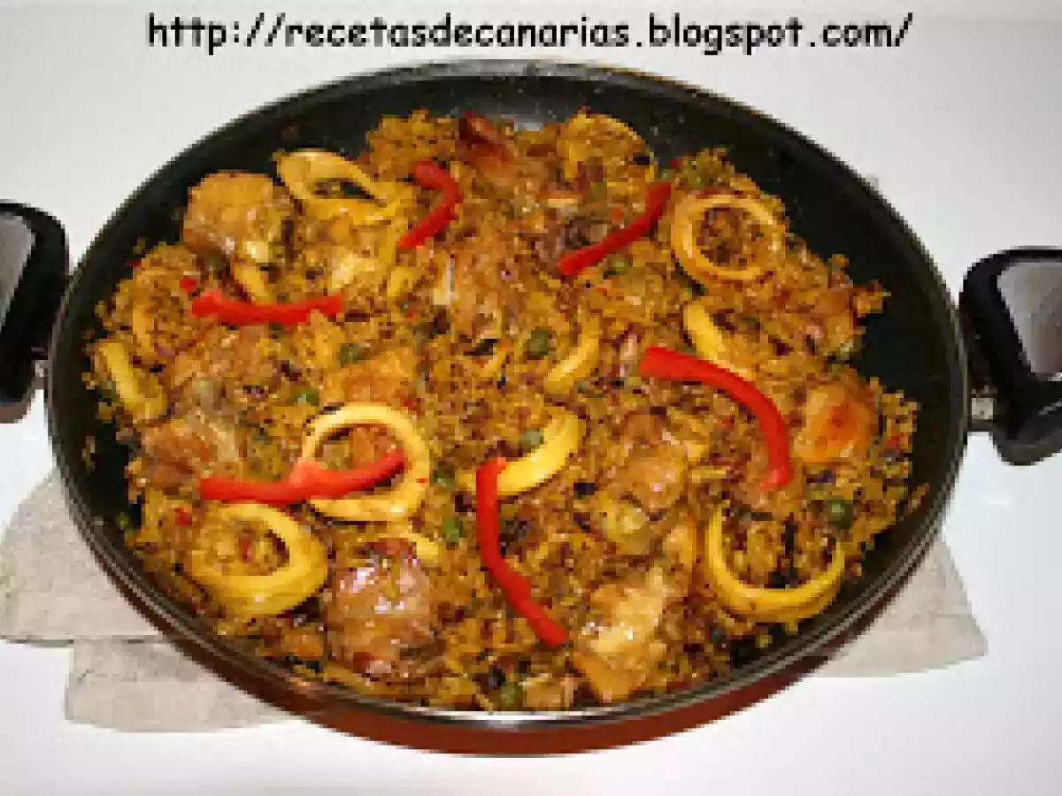 Paella de pollo y calamares