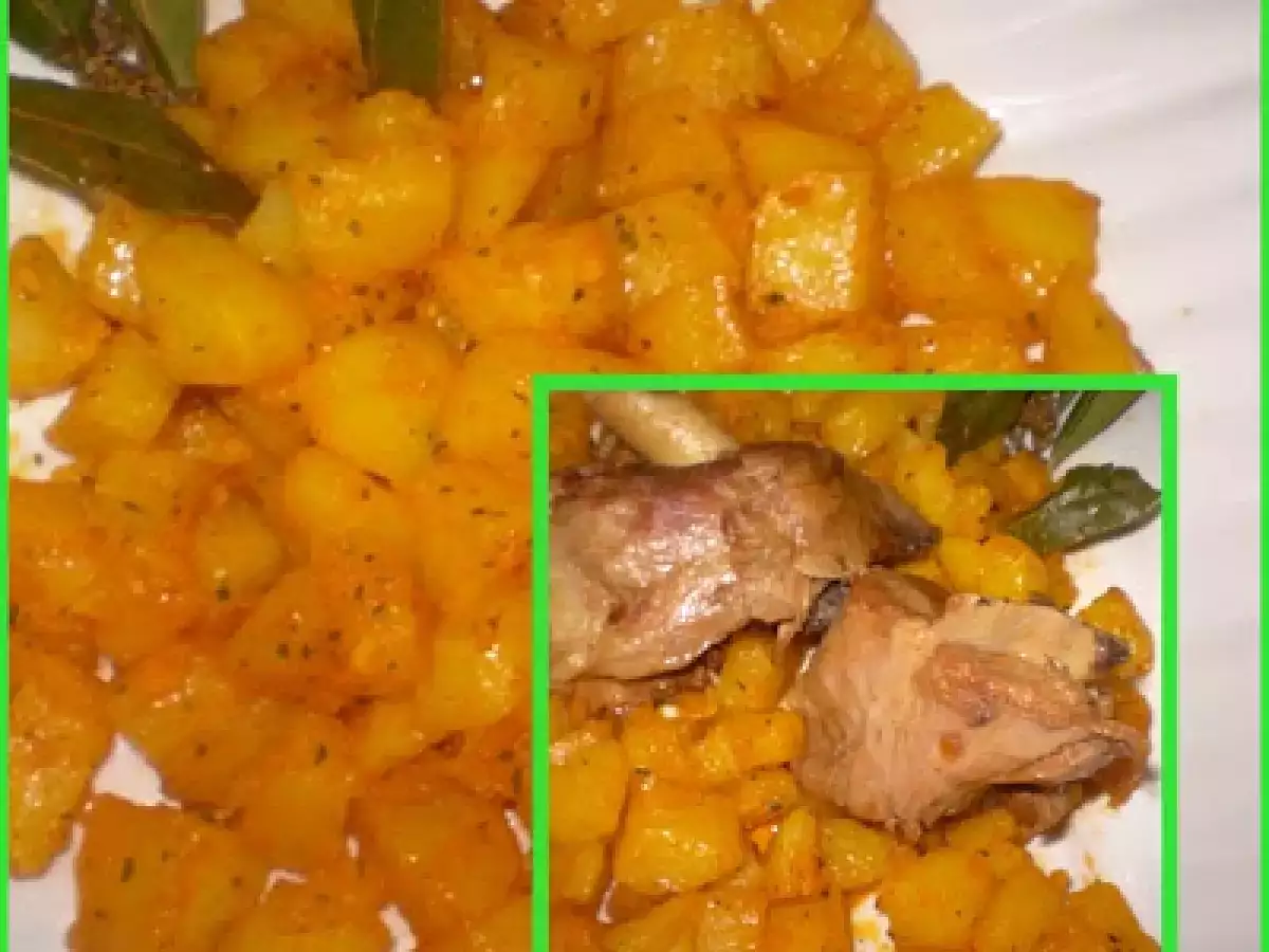 Paletilla asada en la olla con guarnición de patatas al ajillo