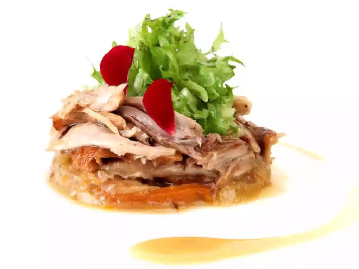 Paletilla de conejo en escabeche con ensalada