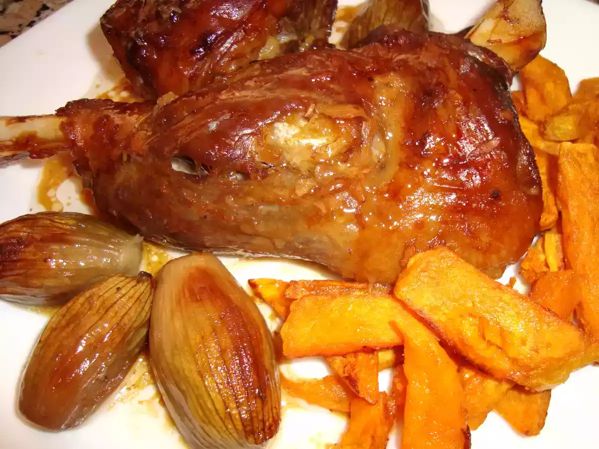 Paletilla de cordero al horno con chalotas y boniatos