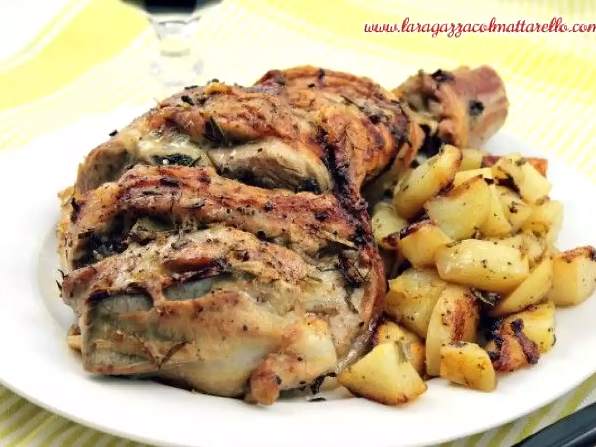 Paletilla de cordero al horno con patatas al romero