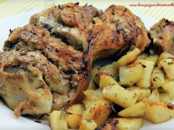 Paletilla de cordero al horno con patatas al romero - Receta Petitchef