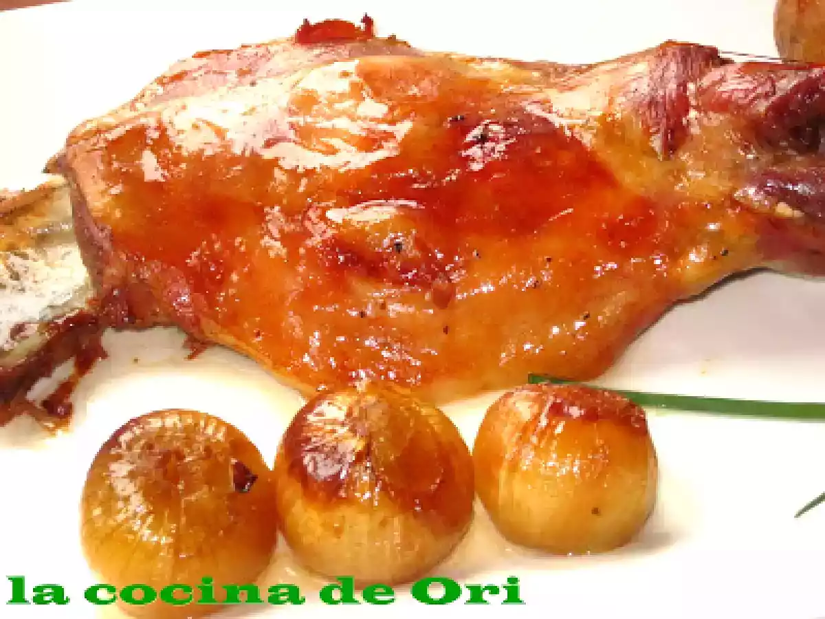 Paletilla de cordero asada con cebollitas francesas