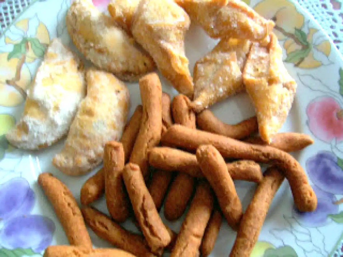 Palillos de leche, pestiños y empanadillas de batata y de cabello de angel