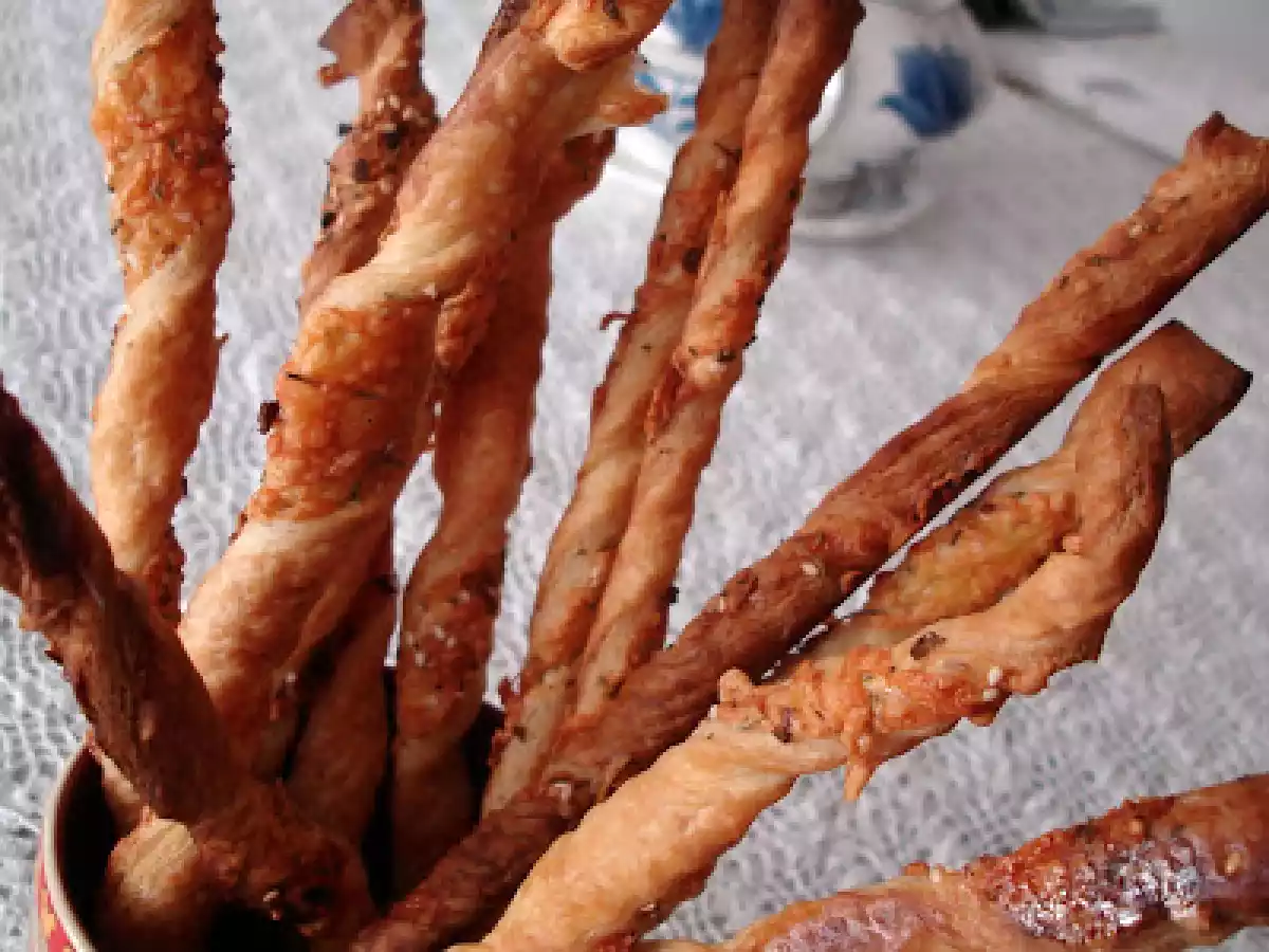 Palitos de hojaldre, hierbas y queso