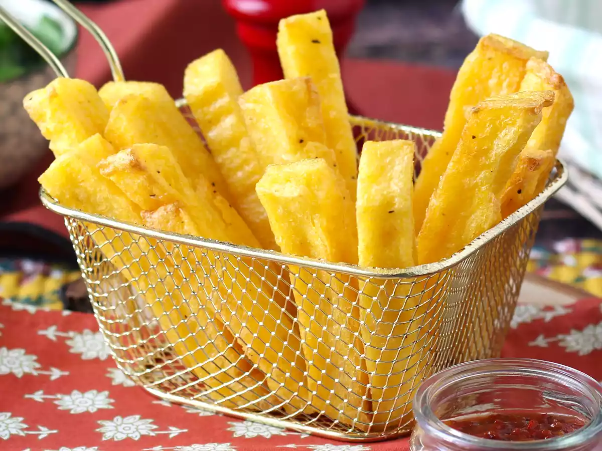 Palitos de polenta frita en freidora de aire. Crujientes, saludables y sin gluten