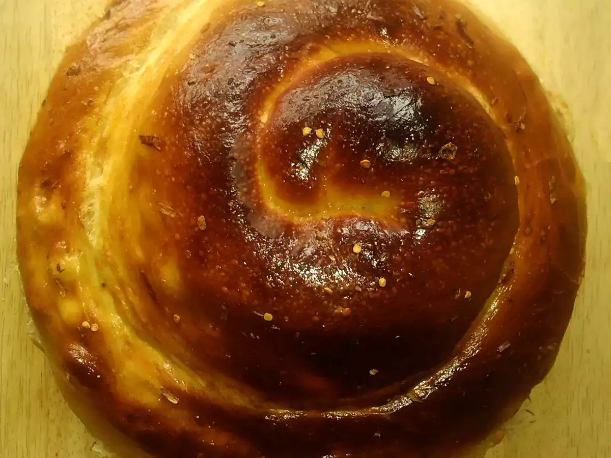 Pan brioche con queso, ligeramente picante, en panificadora - foto 2