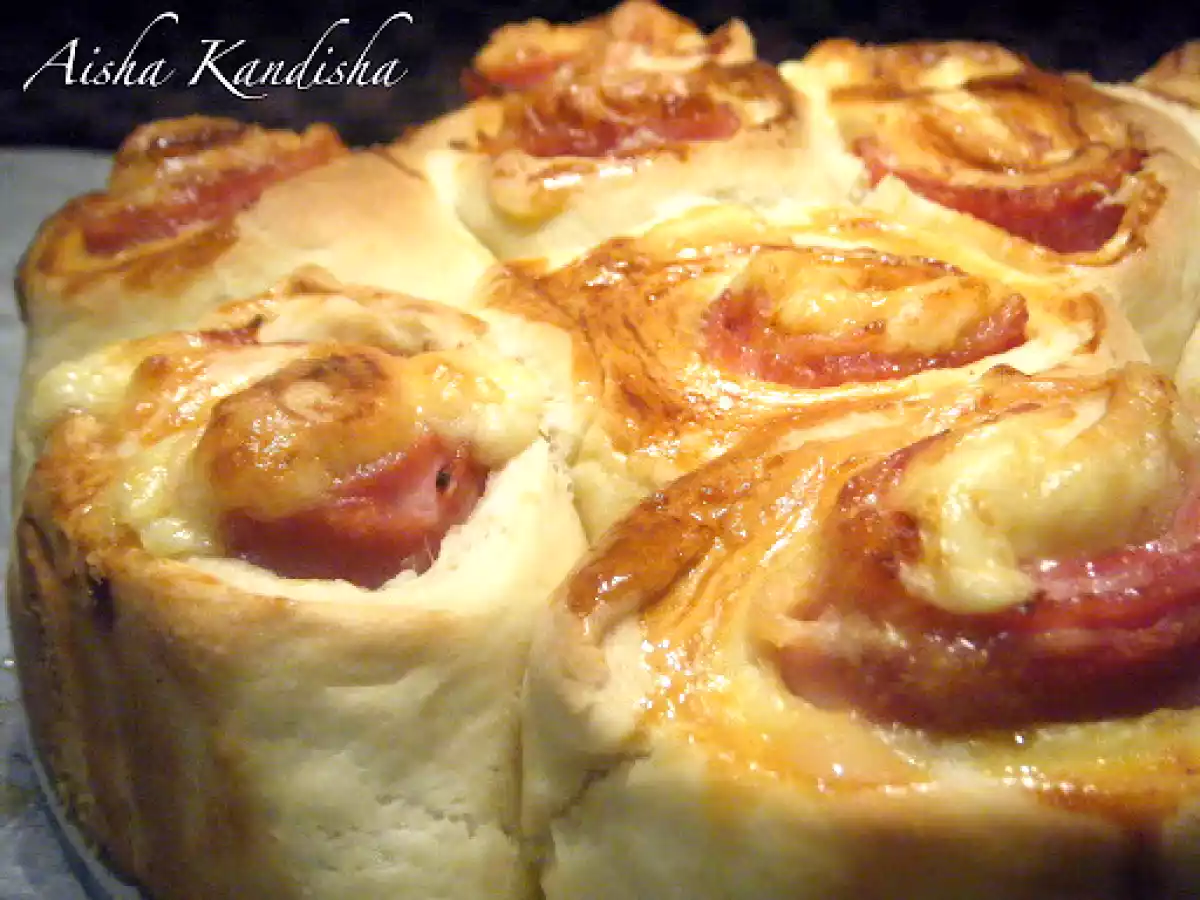 Pan brioche relleno de bacon, jamón y queso.