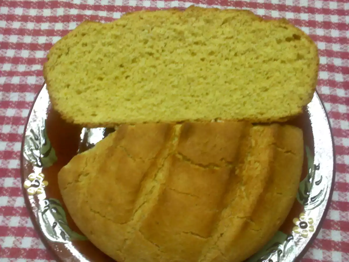 Pan casero con mezcla de harina de trigo y harina de maíz
