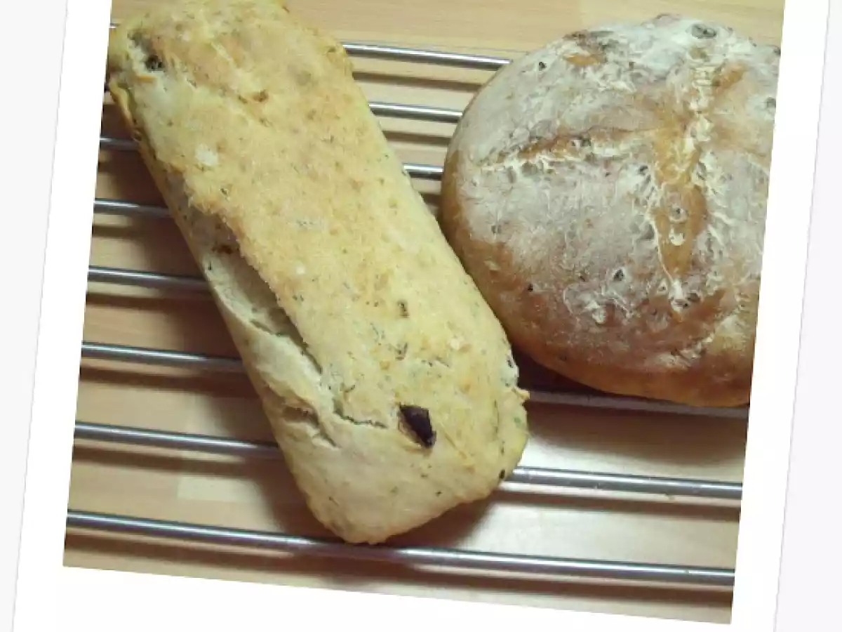 Pan con ajo, tomates secos, orégano y tomillo