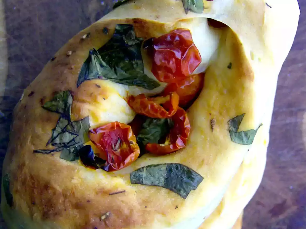 Pan con albahaca y tomatitos cherry