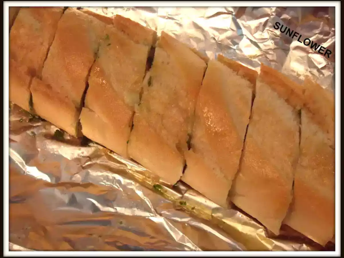 Pan con mantequilla al ajo y perejil