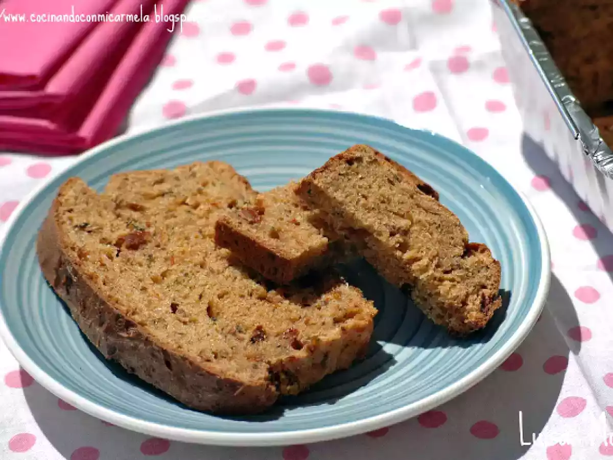 Pan con tomates secos y hierbas.