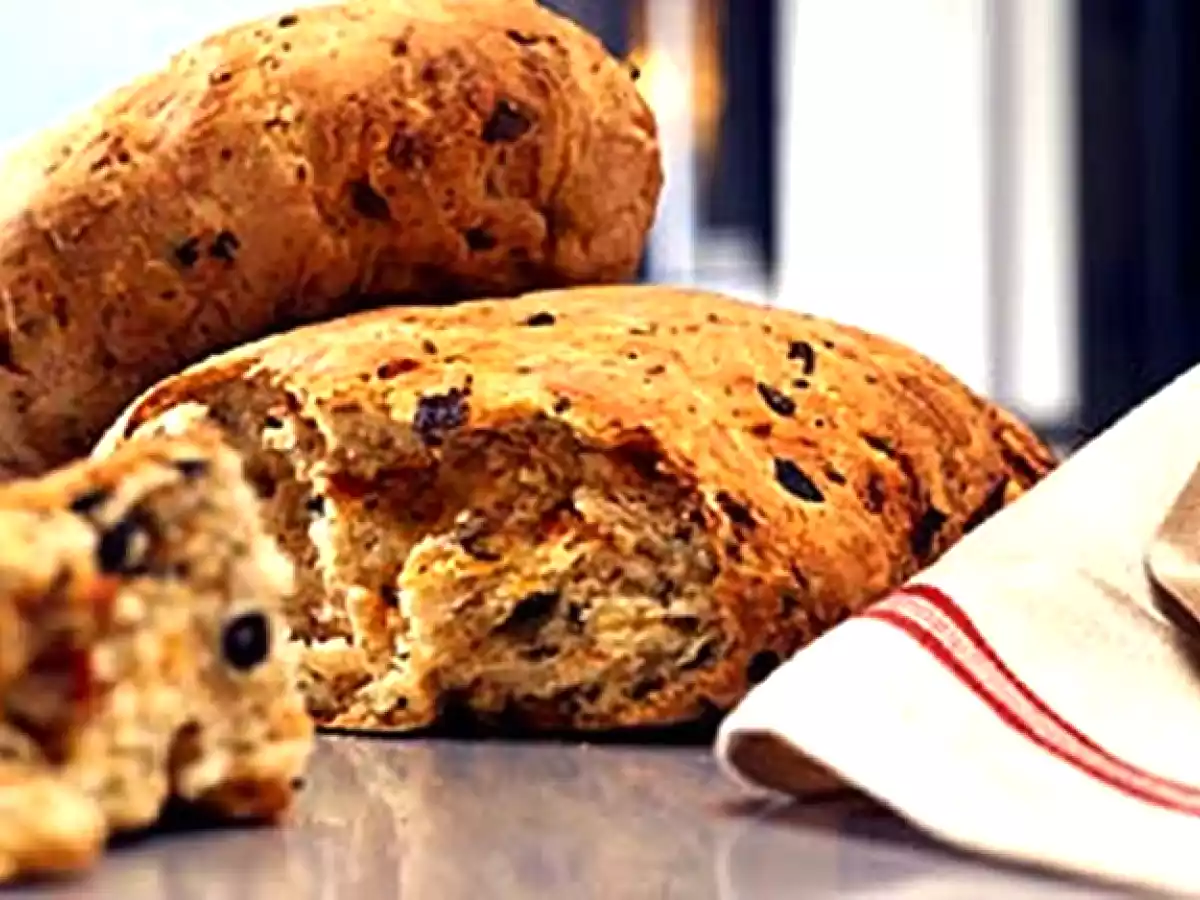 Pan con tomates secos y olivas negras de Aragón