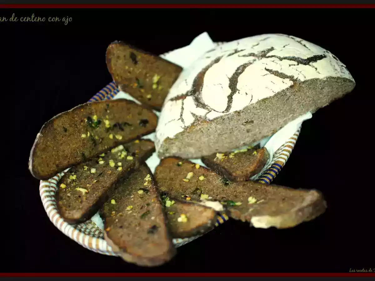 Pan de centeno con ajo.