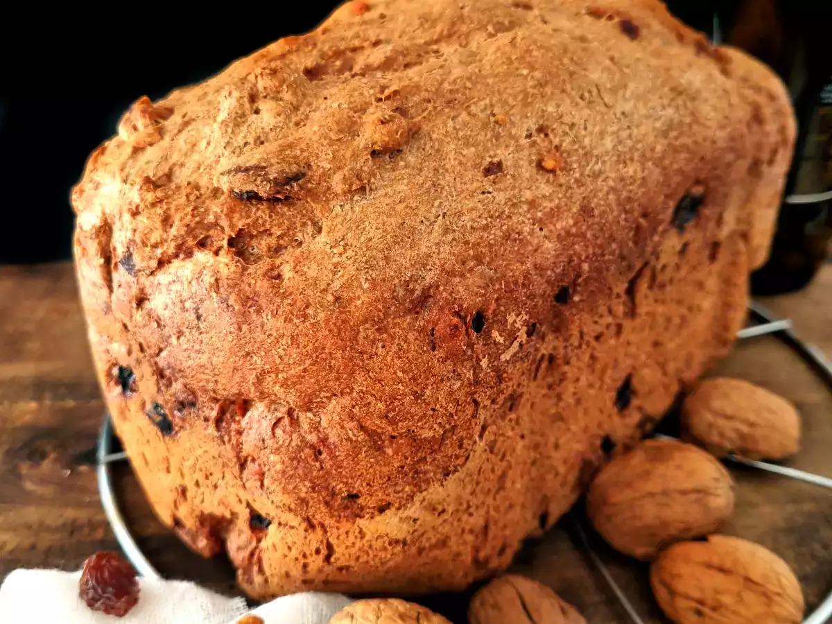 Pan de espelta, cerveza negra, nueces y pasas {en panificadora}