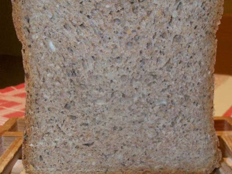 Pan de harina de espelta y cereales en panificadora