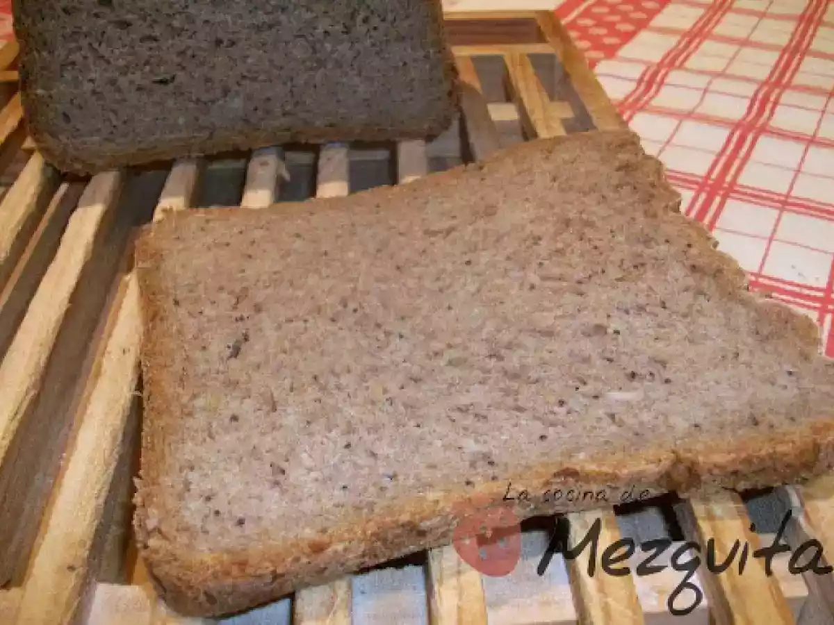 Pan de harina de espelta y cereales en panificadora - foto 2