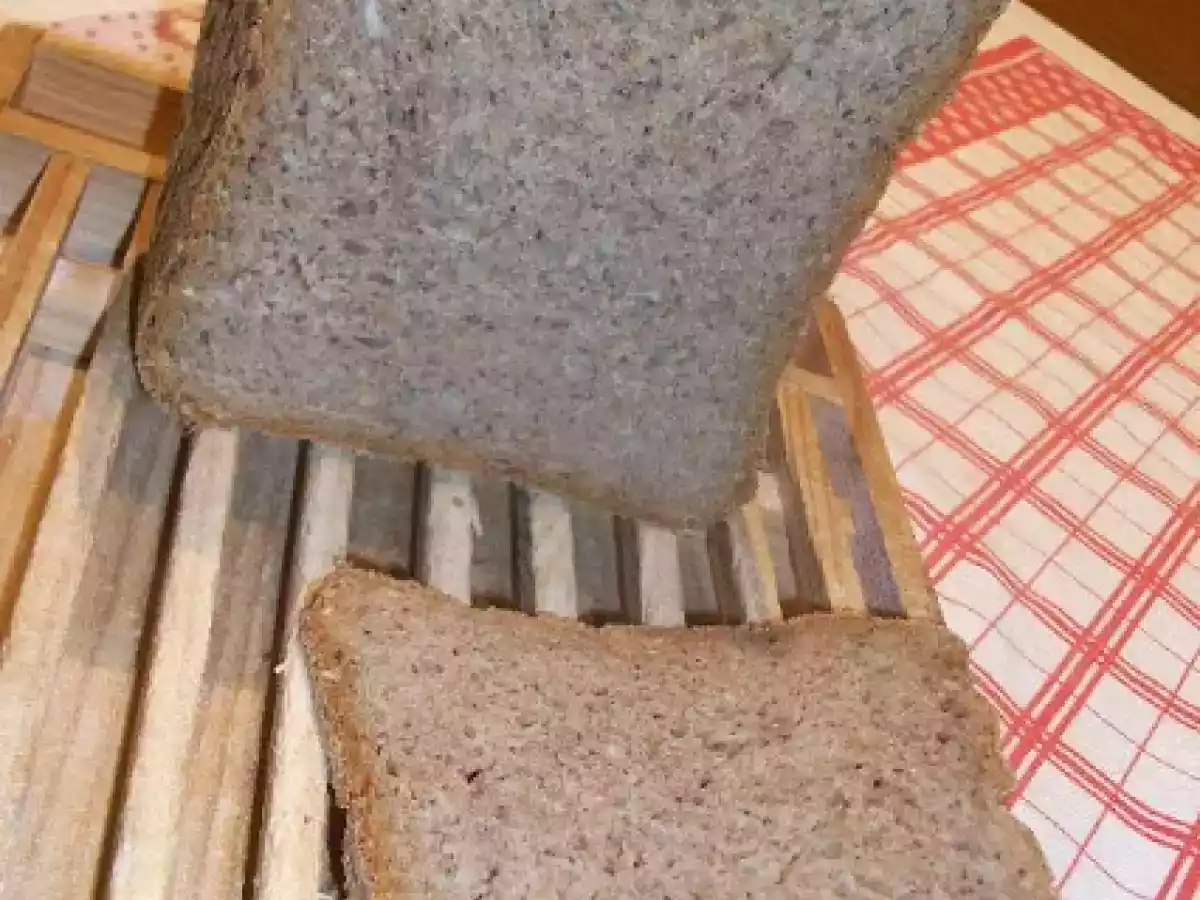 Pan de harina de espelta y cereales en panificadora - foto 3