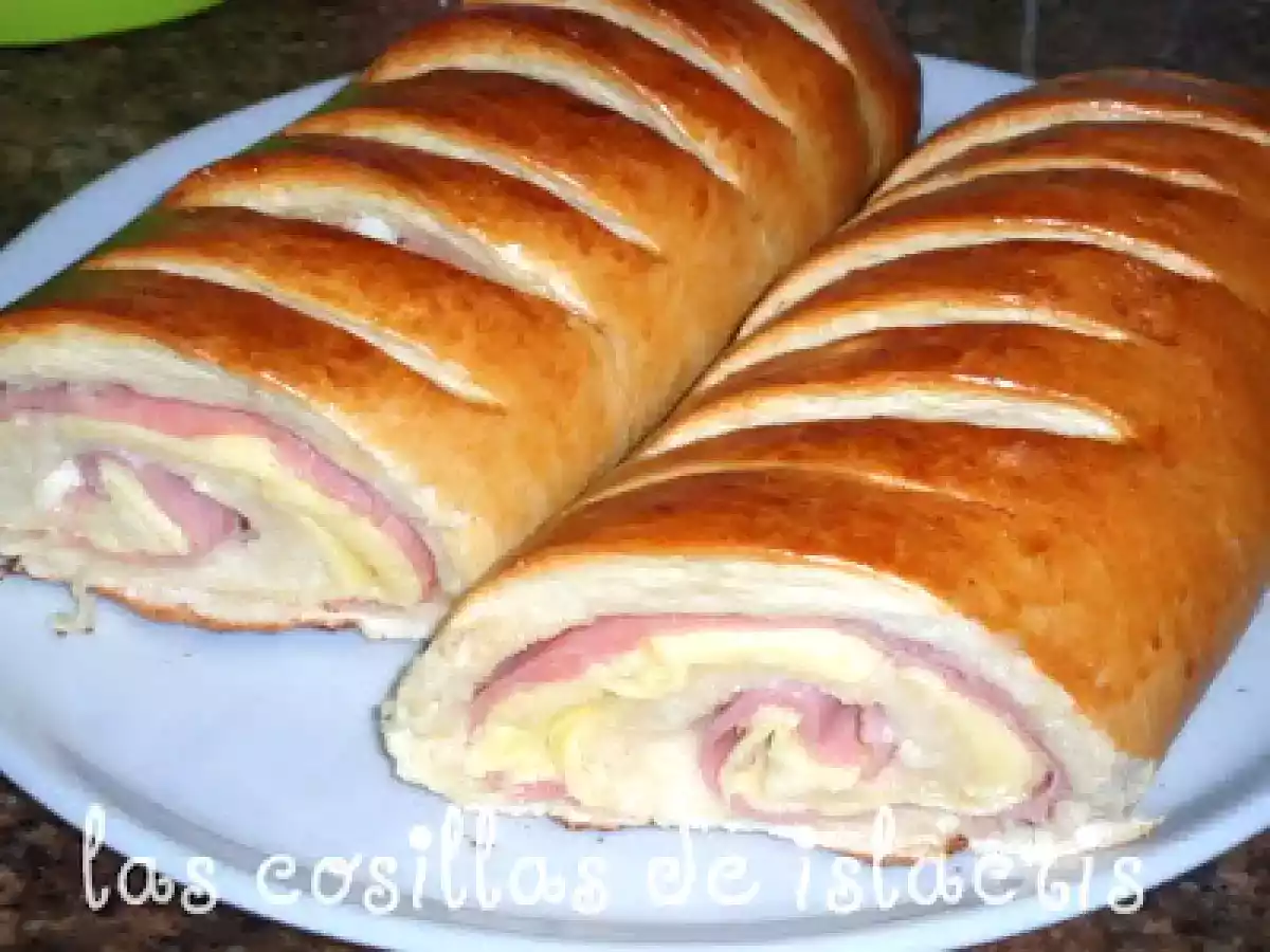Pan de mantequilla relleno de jamón de york y queso