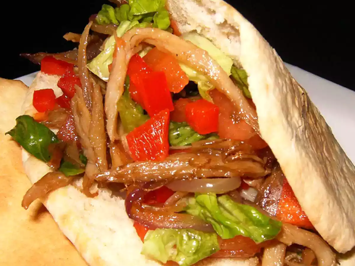 Pan de pita relleno de lacon asado