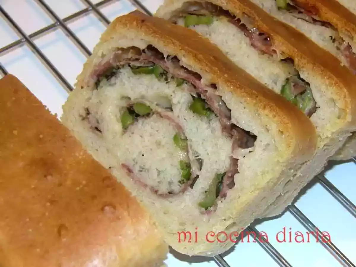 Pan relleno de jamón, olivas y queso