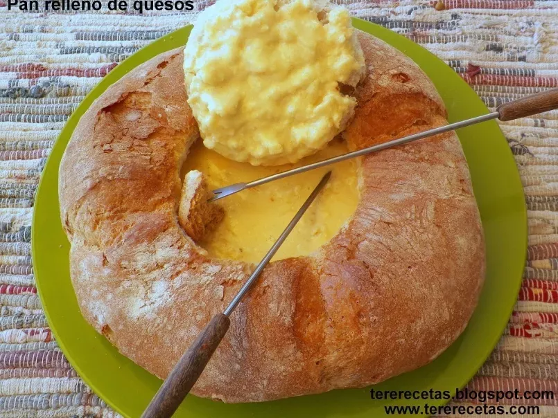 Pan relleno de quesos