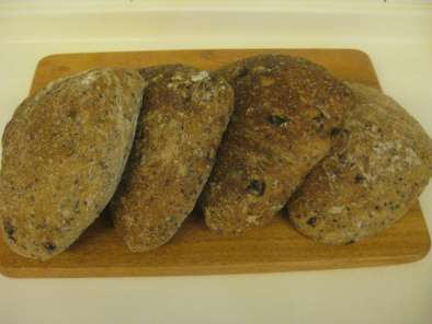 Pan rústico con semillas de lino y pasas