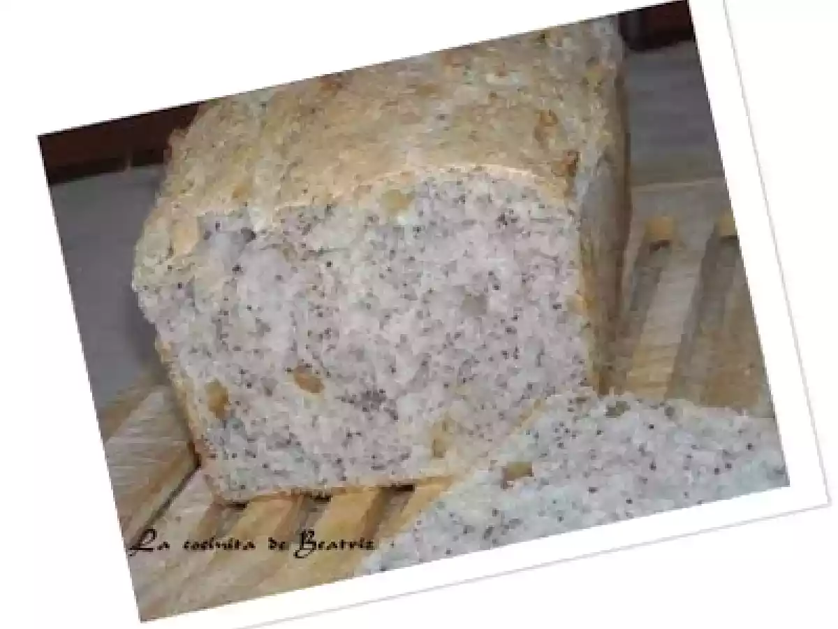 Pan rústico de nueces y semillas de amapola