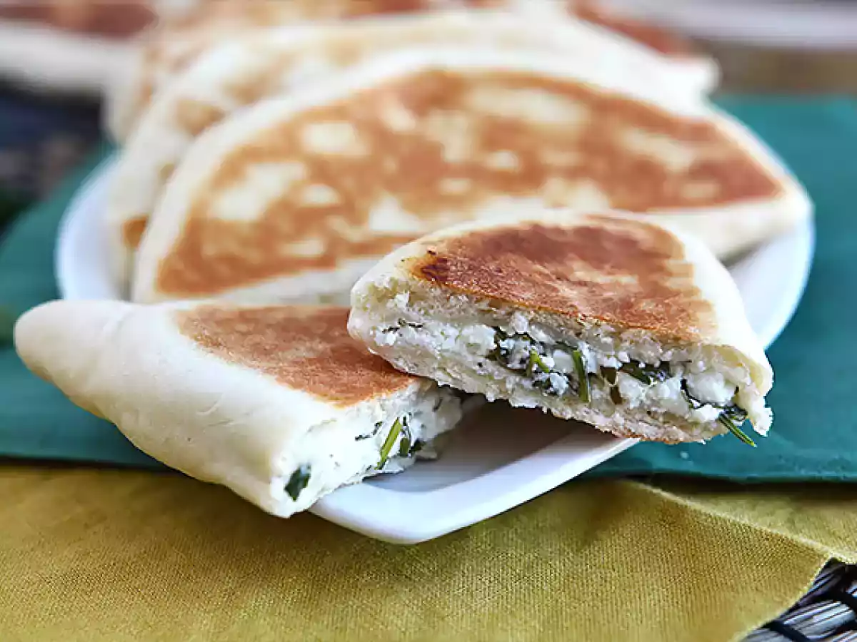 Pan turco relleno de queso feta, limón y perejil - Gözleme
