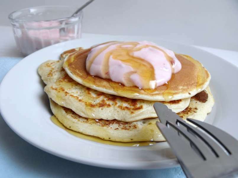 Pancakes con yogurt de fresa y miel