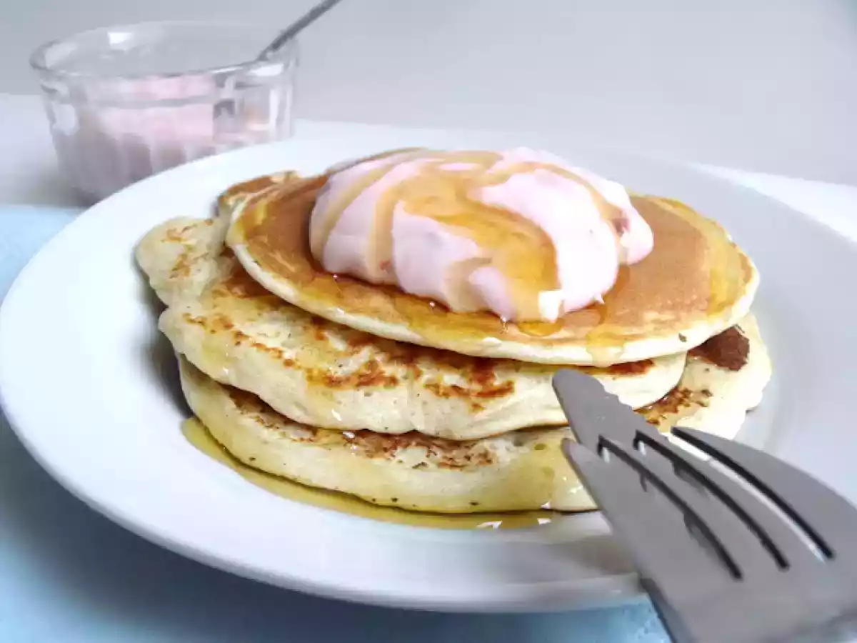 Pancakes con yogurt de fresa y miel