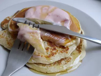 Pancakes con yogurt de fresa y miel - Receta Petitchef