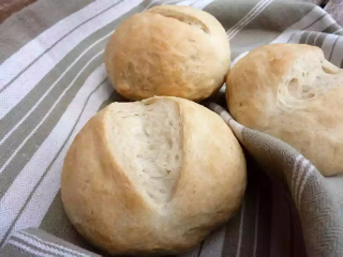 Panecillos blancos crujientes.