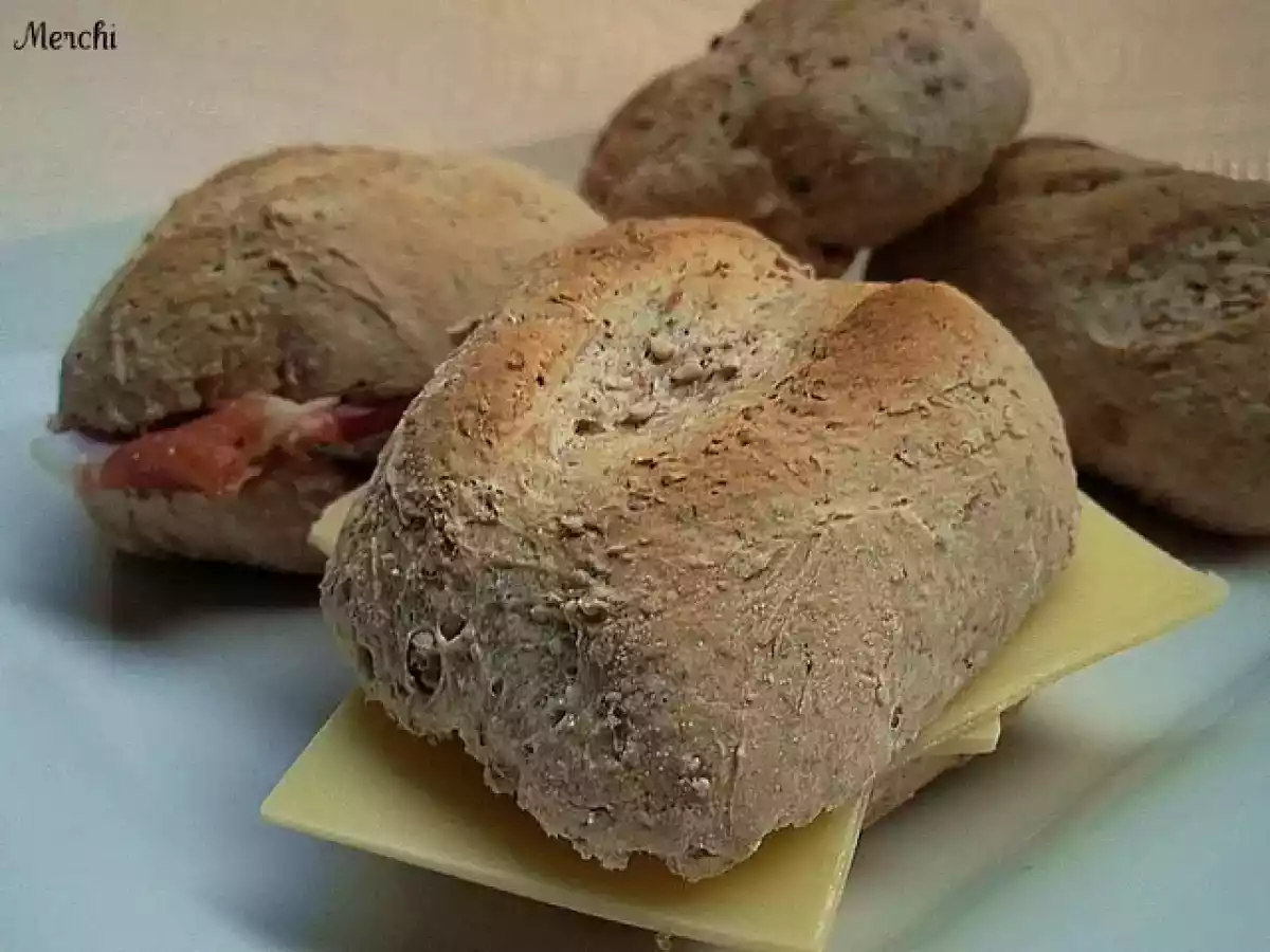 Panecillos de harina integral y trigo