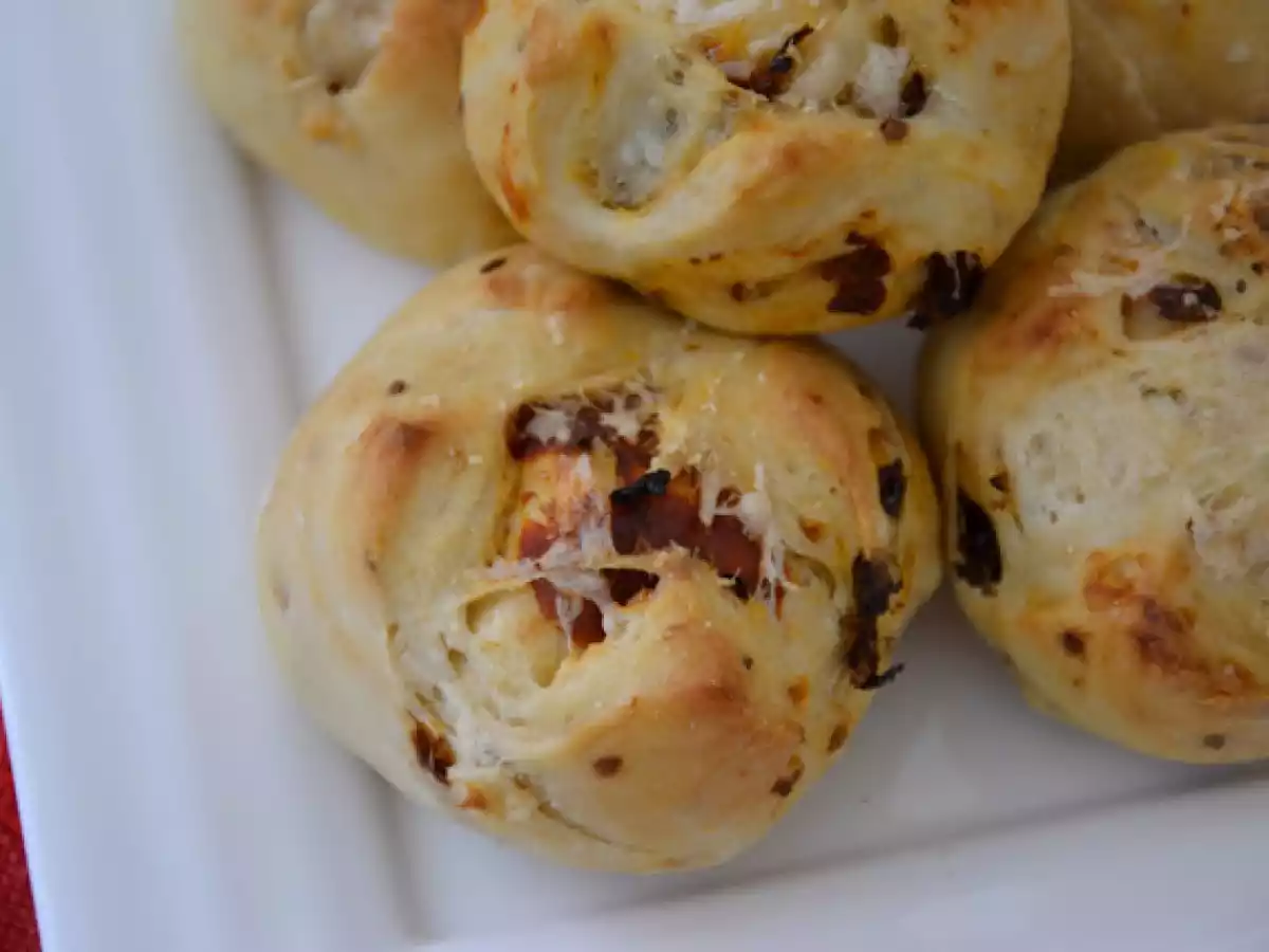 PANECILLOS DE TOMATES SECOS Y PARMESANO